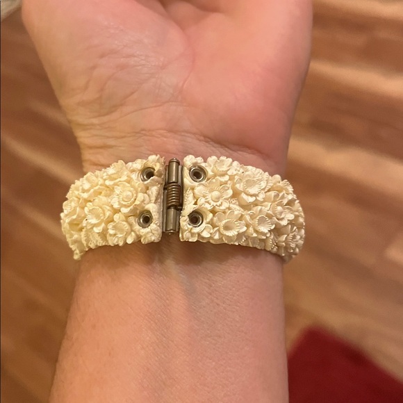 Vintage Floral Celluloid Cream Clamper Bracelet - Picture 3 of 8